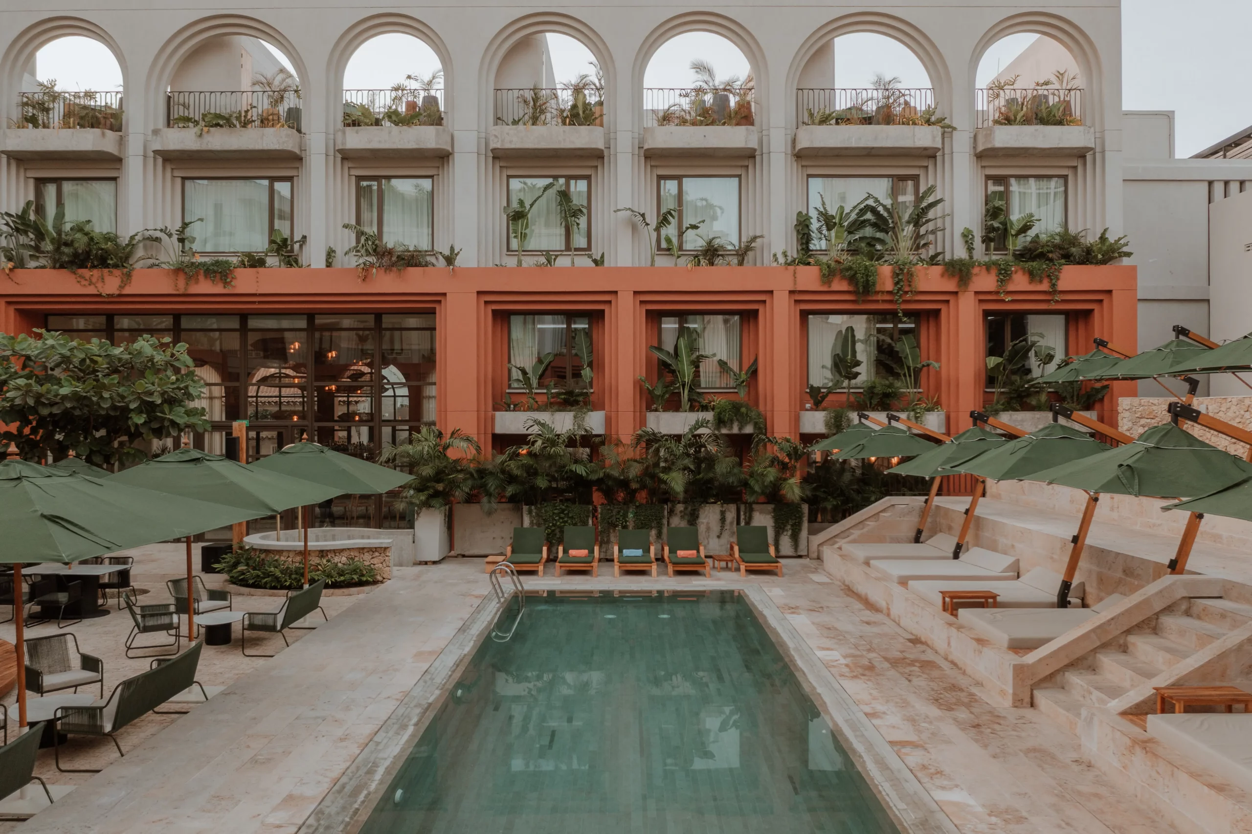 Зона бассейна OSH Hotel Cartagena